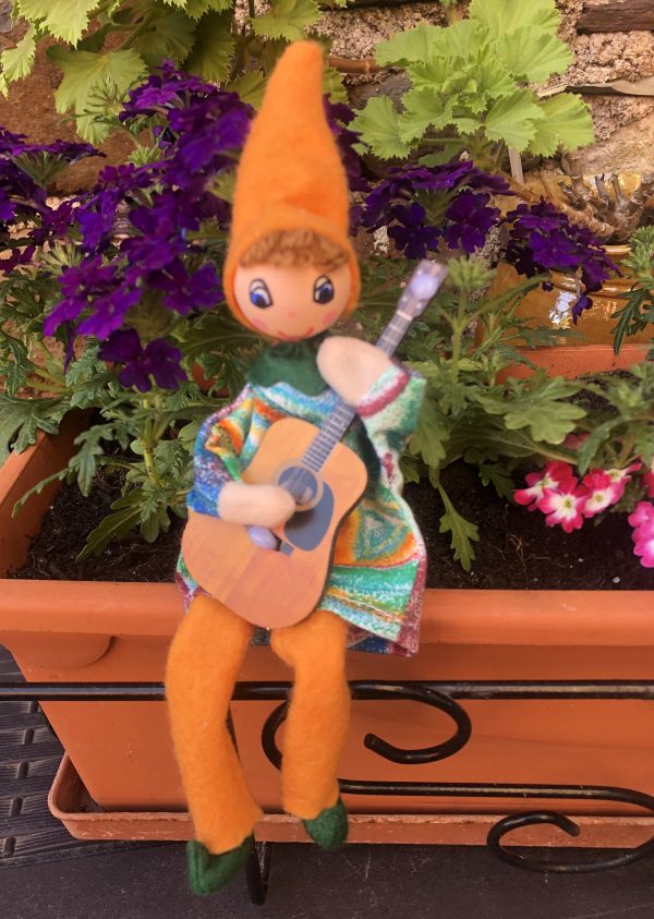 Personnage articulé lutin musicien