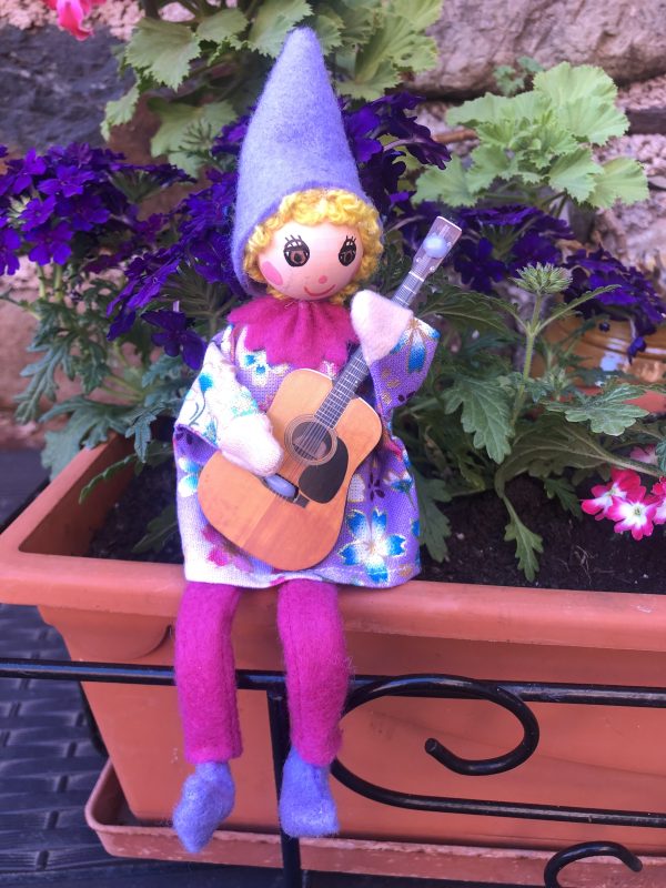 Personnage articulé lutin musicien