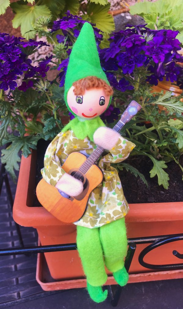 Personnage articulé lutin musicien